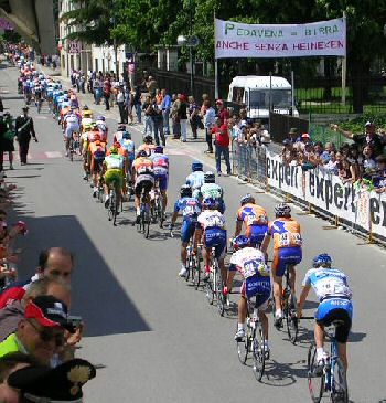 Il Giro d'Italia passa sotto un nostro striscione