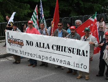 I lavoratori di Pedavena contro la chiusura della Safilo