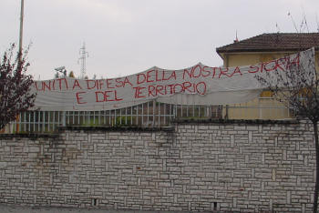 Striscione di protesta all'esterno dello stabilimento