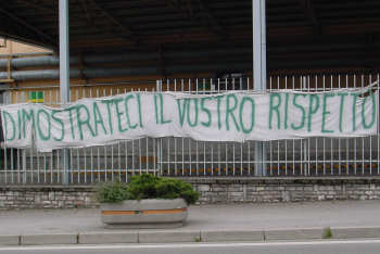 Striscione di protesta all'esterno dello stabilimento