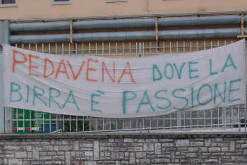 Striscione di protesta all'esterno dello stabilimento